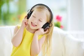 Hình minh họa từ Listening + to music - Nghe nhạc